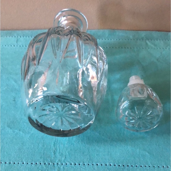 VINTAGE CLEAR PRESSED GLASS DECANTER - Picture 6 of 7